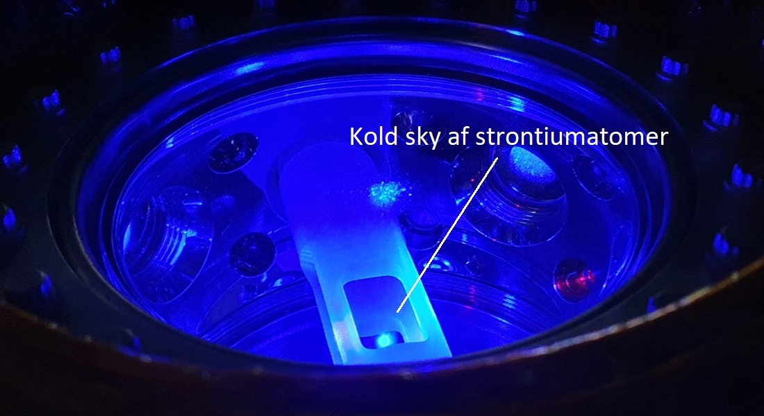 Kold sky af strontiumatomer i vores vakuumkammer.
