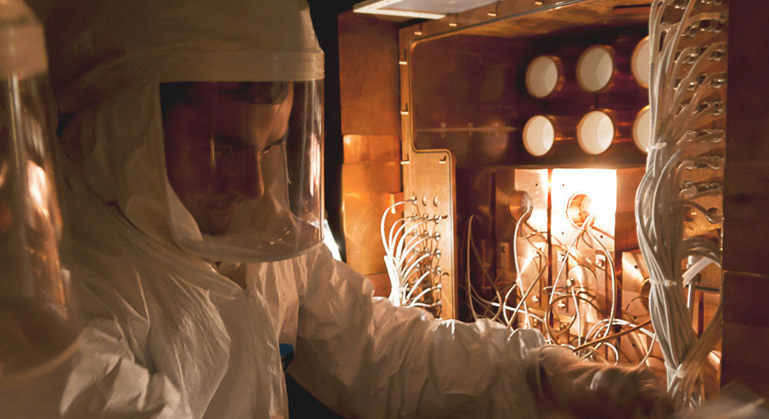 En tekniker arbejder på detektorerne til DAMA-eksperimentet, som bruger 250 kilo natriumiodid i et forsøg på at finde mørkt stof.