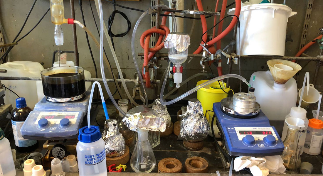 Working in the lab can be a bit messy. This shot is from the actual production of the polymer at the chemistry lab. But like Heloisa Bordallo’s students say: “Clean lab = nobody is working!”
