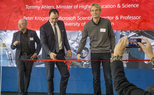 Tommy Ahlers is cutting a ribbon with Peter Krogstrup