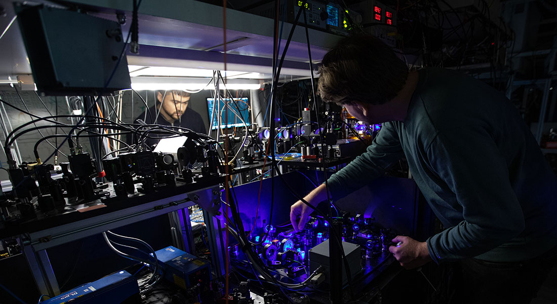 Eliot Bohr og Sofus Laguna Kristensen er på arbejde i et af de kvanteoptiske laboratorier på Niels Bohr Institutet.
