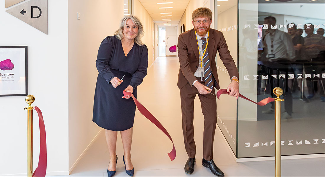Uddannelses- og forskningsminister, Christina Egelund, og prorektor for undervisning, Kristian Cedervall Lauta, stod for saksene ved den officielle åbning af Niels Bohr Institutets nye Quantum Training Lab. Billede af Ola J. Joensen. Uddannelses- og forskningsminister, Christina Egelund, og prorektor for undervisning, Kristian Cedervall Lauta, stod for saksene ved den officielle åbning af Niels Bohr Institutets nye Quantum Training Lab. Billede af Ola J. Joensen.