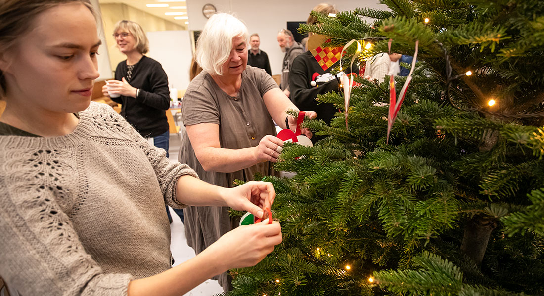 Athene Demuth og Dorthe Dahl-Jensen pynter juletræet