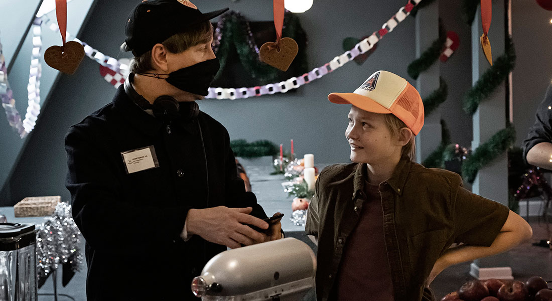Instruktør af 'Kometernes jul' Ask Hasselbalch sammen med Bertil Smith, der spiller drengen Elias i 'Kometernes jul'. (Foto: Christian Geisnæs / TV 2)