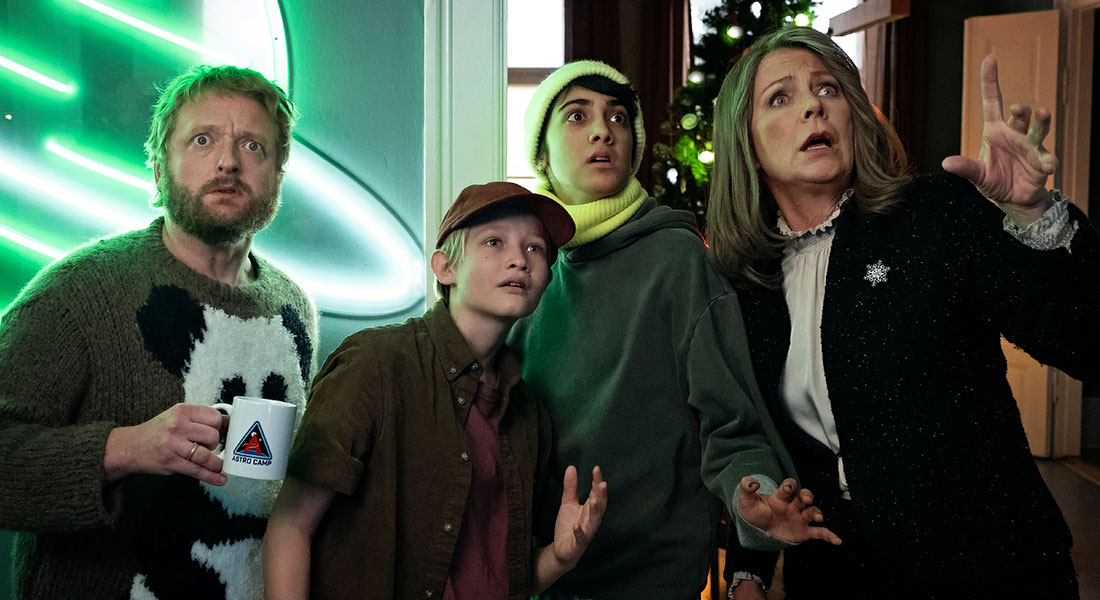 Fra venstre er det Martin Greis-Rosenthal, Bertil Smith, Shireen Noor Rasool og Søs Egelind, der alle medvirker i TV 2s nye familiejulekalender 'Kometernes jul', der har premiere i 2021. (Foto: Christian Geisnæs/TV 2).