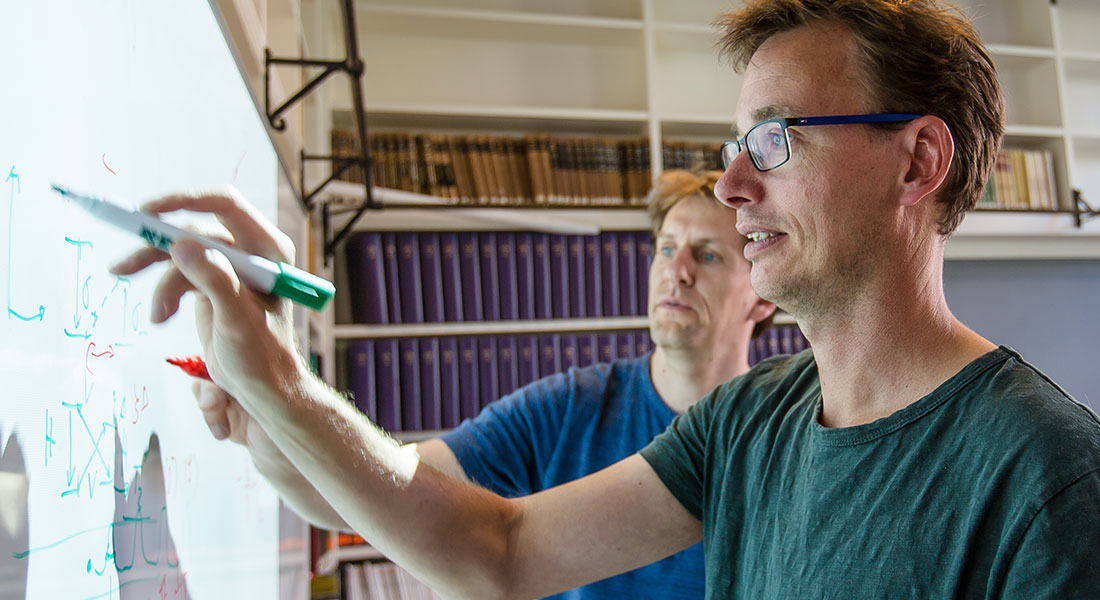 Professor Anders S. Sørensen og prof. Peter Lodahl.