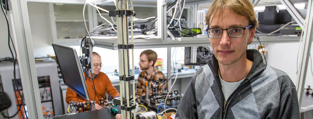 En ny, verdensførende kvantechip med stort kommercielt potentiale - og hans evne til at omsætte forskning til forretning - indbringer professor Peter Lodahl den nystiftede pris Into Innovation Award..