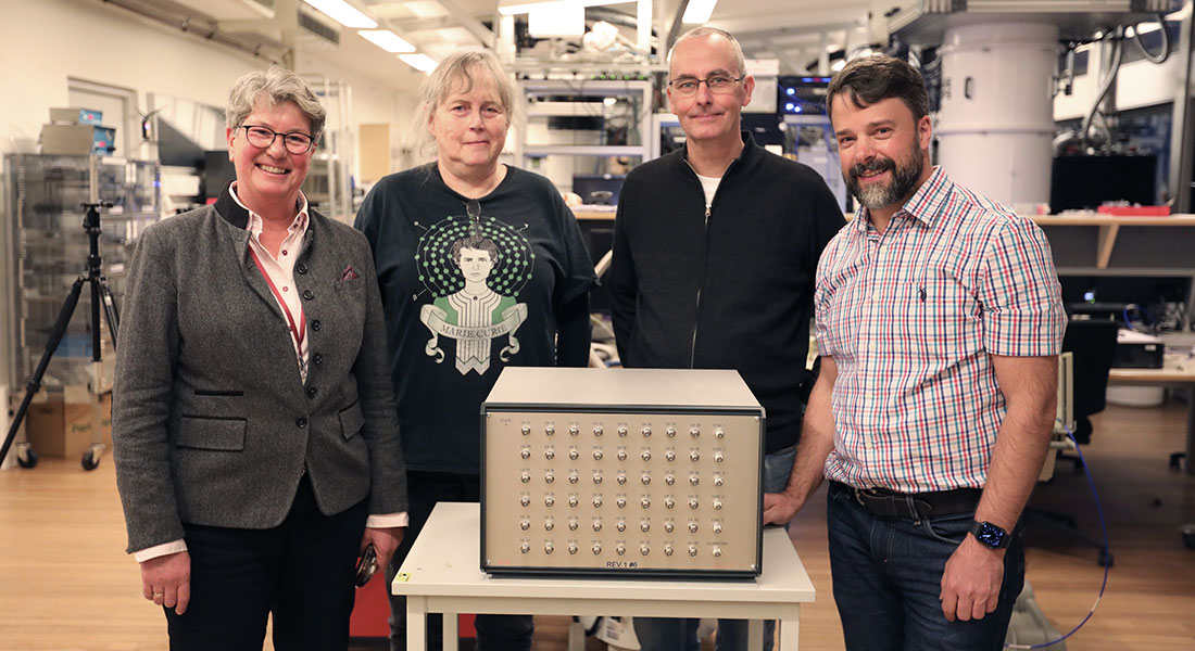 Karen Laigaard, Rikke Lütge, Jan Oeschle og Ferdinand Kuemmeth i laboratoriet hos Center for Quantum Devices ved Niels Bohr Institutet.