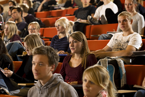 Studerende i auditorium