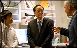 Yu Zhengsheng lytter til Eugene Polzik i laboratorium