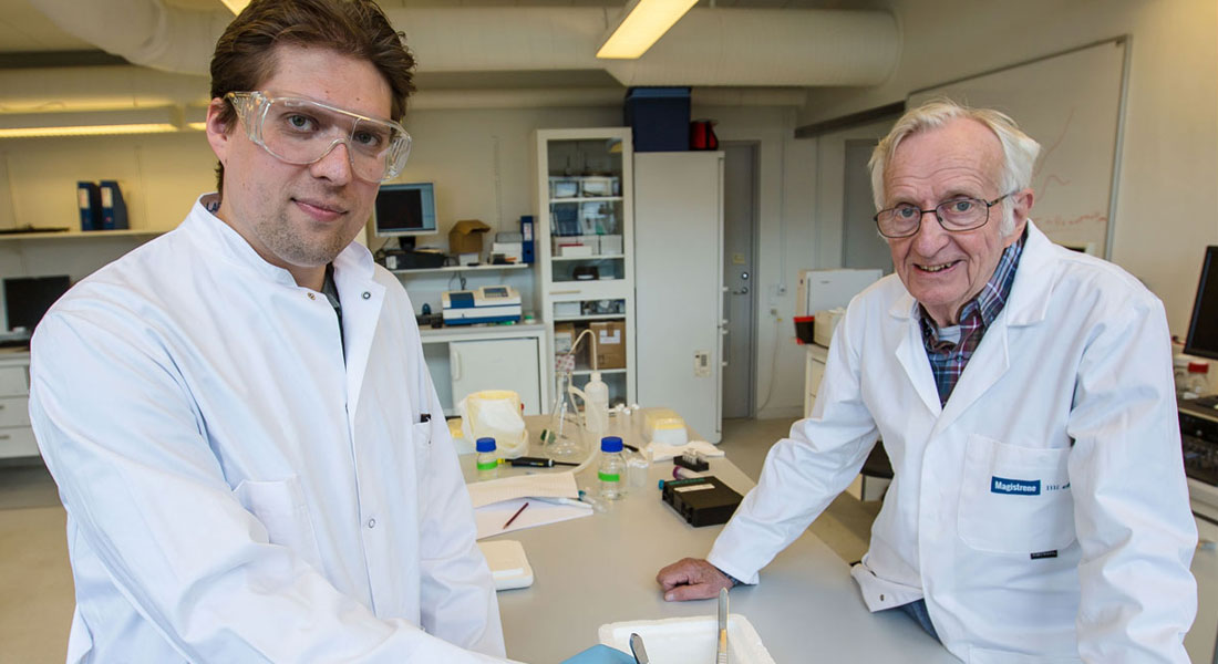 Sergey Kapishnikov og Jens Als-Nielsen i laboratoriet på HC Ørsted Institutet i København.