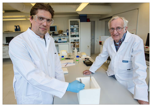 Sergey Kapishnikov and Jens Als-Nielsen in the laboratory at the HC Ørsted Institute in Copenhagen.