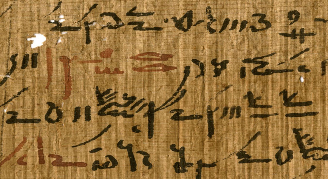 Detalje fra en medicinsk tekst (inv. P. Carlsberg 930) fra tempelbiblioteket i Tebtunis, hvor overskrifter er markeret med rødt blæk. Billede: Papyrus Carlsberg Samlingen.