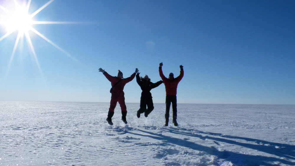 Iskerneforskere fra Niels Bohr Institutet oppe på den Grønlandske indlandsis, der glæder sig til næste års julekalender. Foto: Is og Klima
