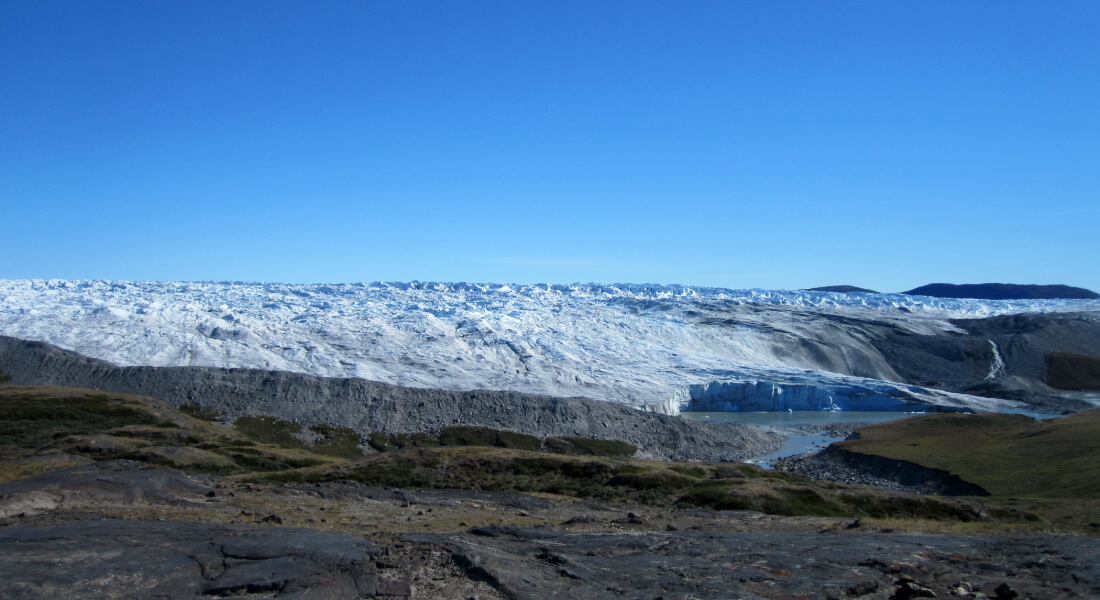 Figurtekst: Billedet viser en lille glacial sø ved randen af iskappen ved nordsiden af Russel glacier ved Kangerlussuaq, Vestgrønland. Billedet er taget af mig