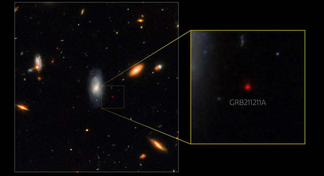 Hubbleteleskopets syn på placeringen af gammaglimtet GRB 211211A og dets omgivelser.