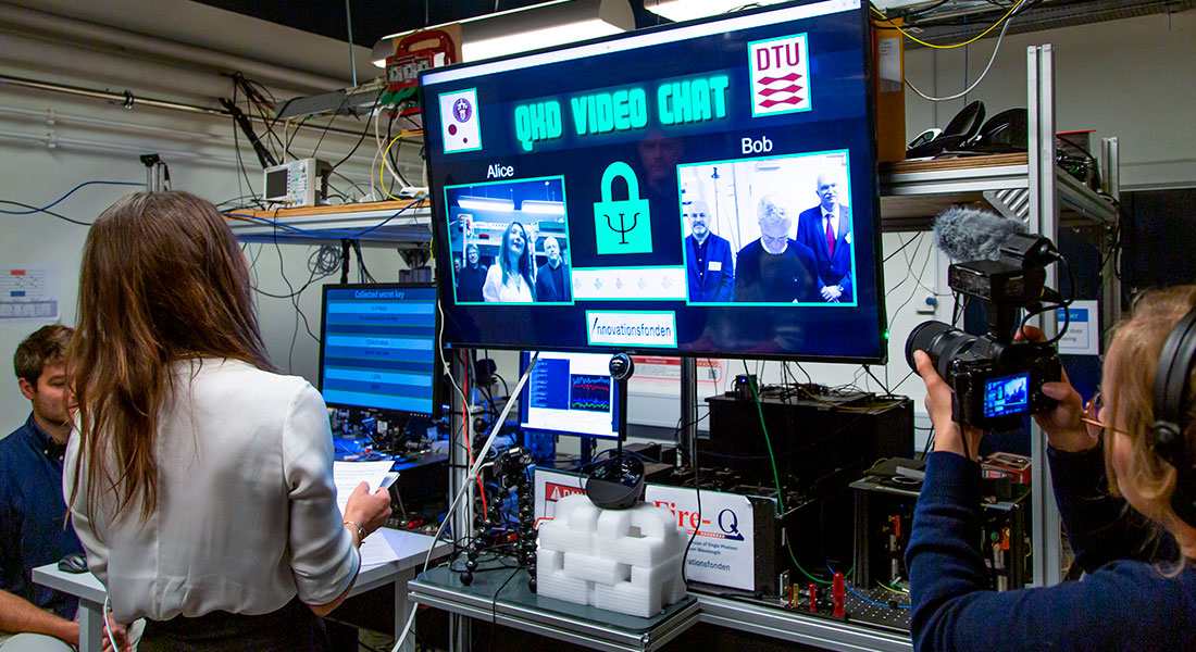  I dag den 22. november har DTU og Niels Bohr Institutet med succes demonstreret en absolut sikker forbindelse - en videoforbindelse, der ikke kan hackes.
