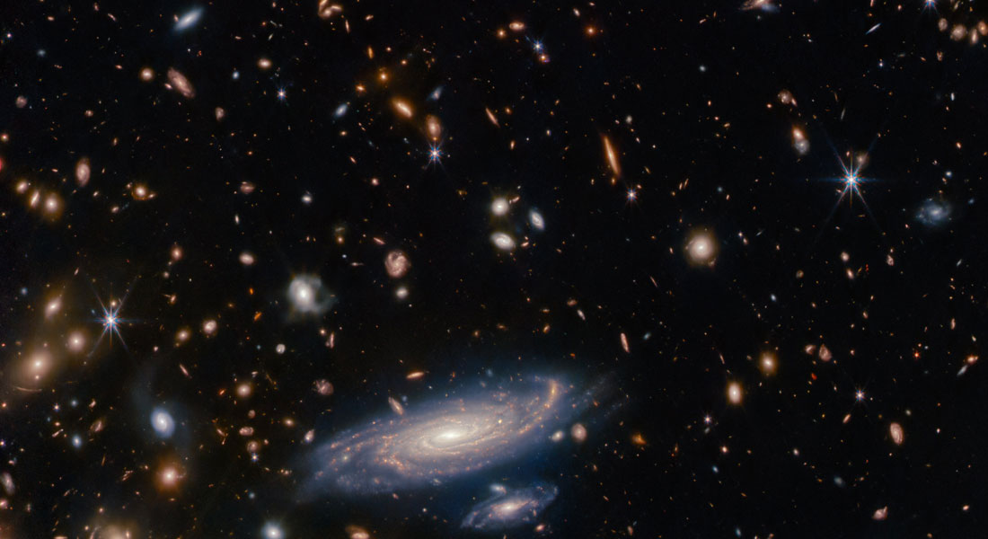 Et kig gennem tiden med rumteleskopet James Webb. Den store galakse i forgrunden hedder LEDA 2046648, og ses godt en milliard år tilbage i tiden, mens de fleste andre ligger meget længere væk, og dermed ses endnu længere tilbage i tiden. Kredit: ESA/Webb, NASA & CSA, A. Martel.