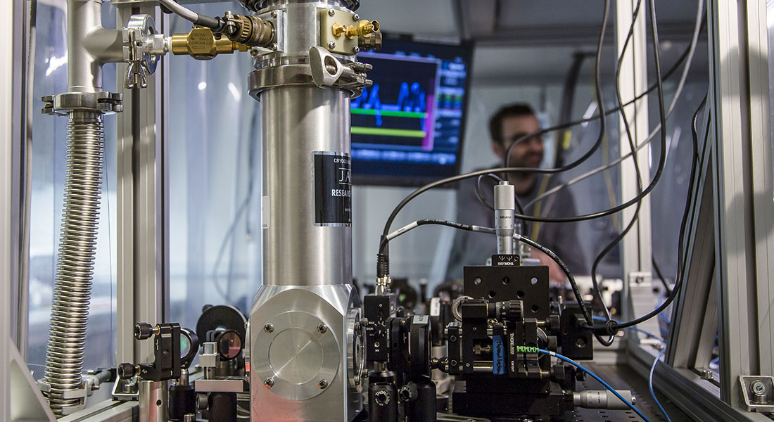 Adjunkt Xiang Xi og Professor Albert Schliesser i forskergruppen Quantum Optomechanics på Niels Bohr Institutet har formået, at få svingninger til at transportere sig rundt i en membran nærmest helt uden tab. 