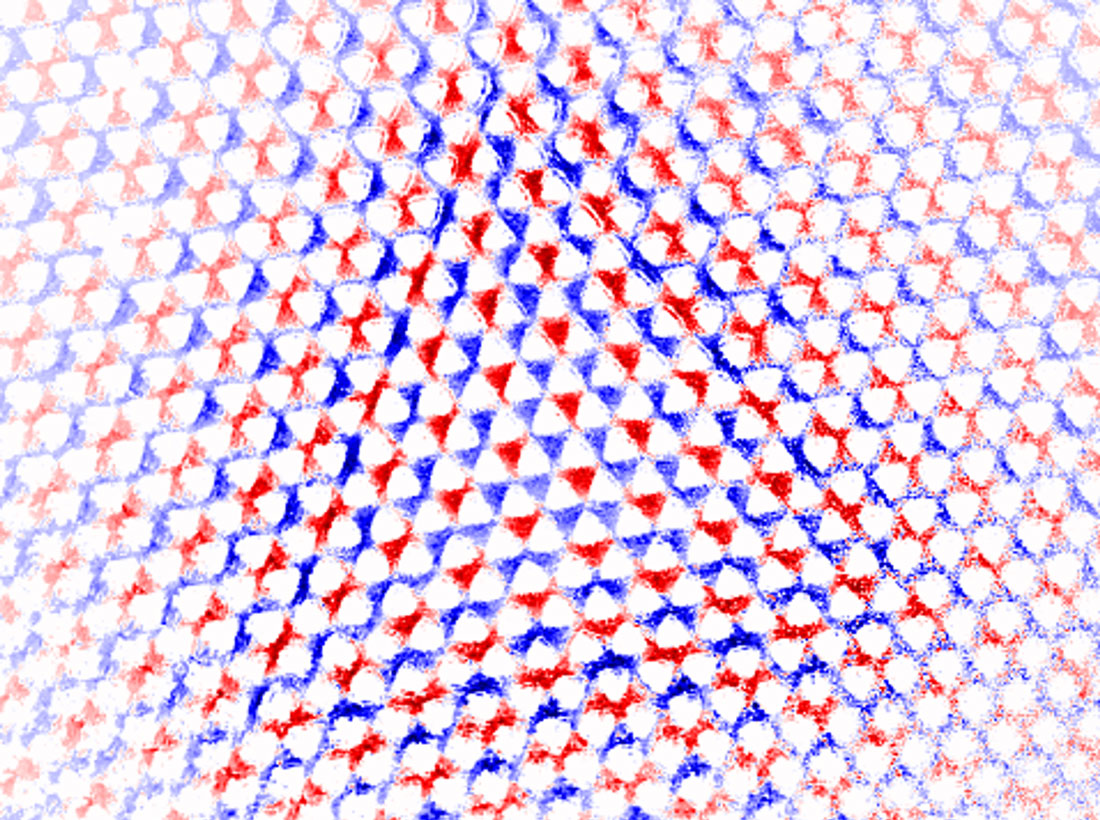 Forstørrelse af silicium nitrid membranen. Farverne repræsenterer bevægelserne I membranen, når de bevæger sig ud af membranens plan. Rød betyder, at dén del af membranen bevæger sig opad og blå betyder nedad.