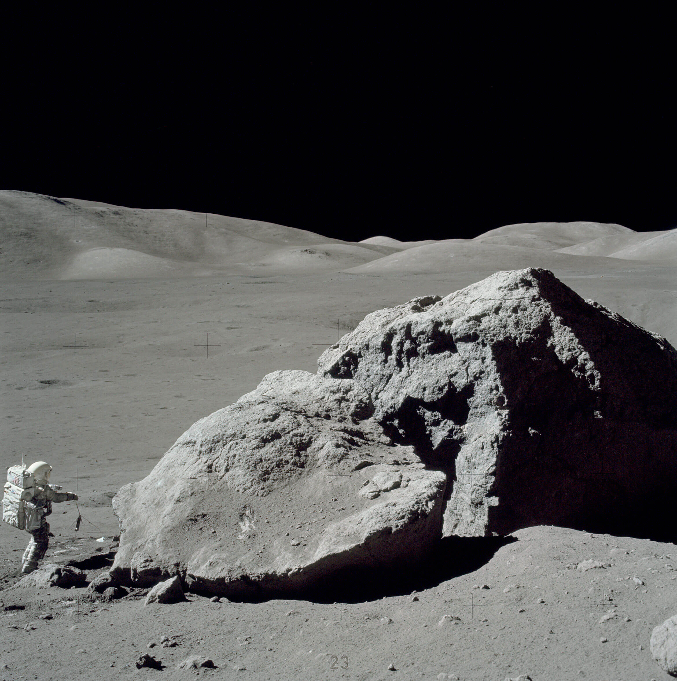 Videnskabsmand og astronaut Harrison H. Schmitt er her fotograferet stående ved siden af ​​en enorm, delt kampesten under den tredje Apollo 17 mission ved Taurus-Littrow-landingsstedet på Månen. Det viser hvor vigtigt det er at kende terrænet. Billedet er taget af astronaut Eugene A. Cernan den 13. december i 1972.