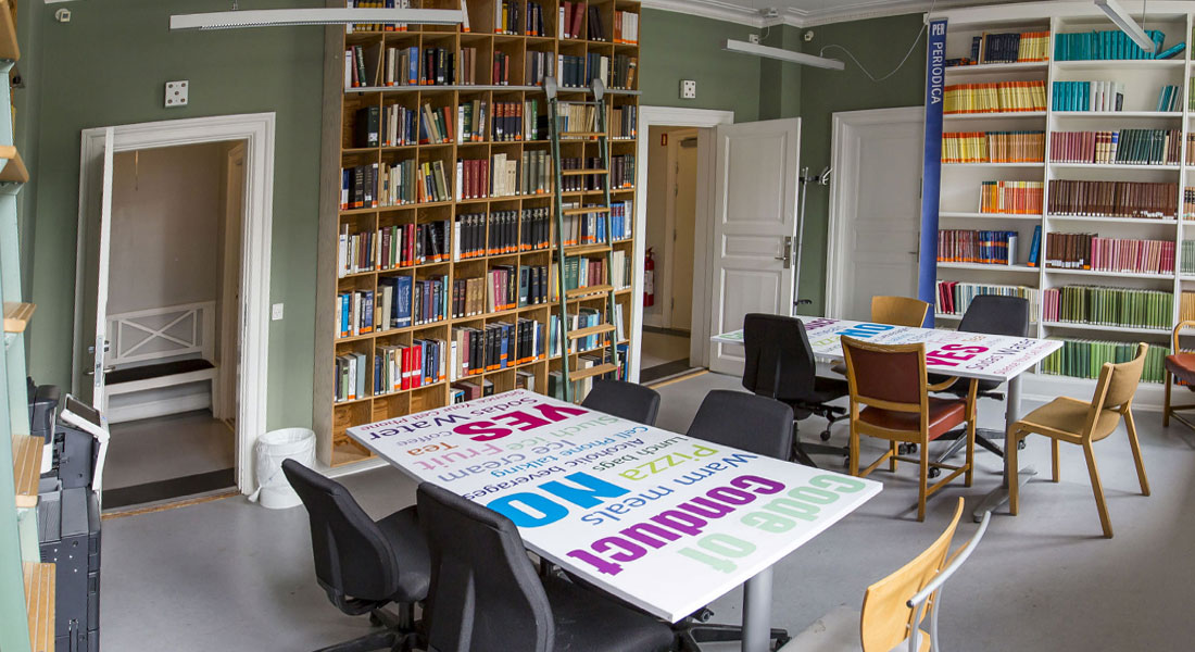 I biblioteksgangen har vi et arbejdslokale, hvor man gerne må samtale og arbejde i grupper.