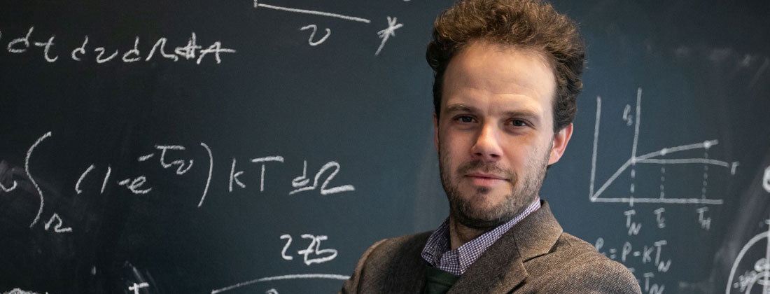 Han får prisen for sit banebrydende bidrag til tyngdebølge astrofysik, og i særdeleshed for sit arbejde inden for forståelsen af hvordan sorte huller mødes og kolliderer i vores univers.