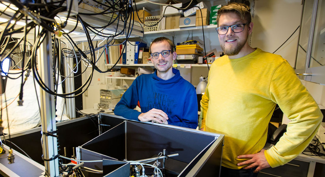 Researchers Michael Zugenmaier and Karsten Dideriksen next to their experimental setup.
