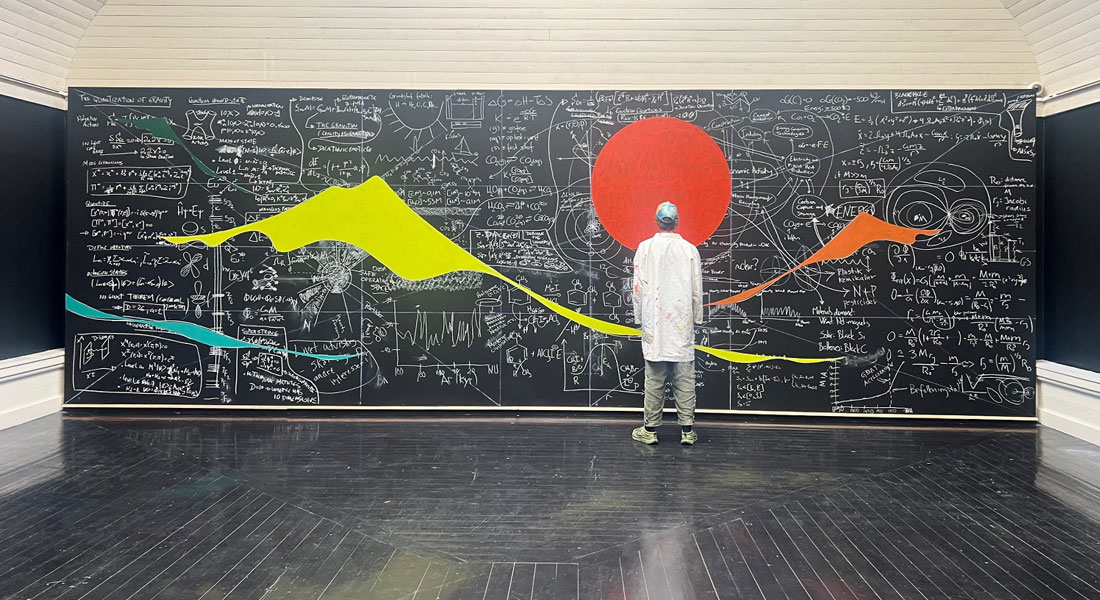 The project took place on the gallery’s “honor wall,” a monumental 3-by-9-meter surface that had transformed into an enormous chalkboard using blackboard paint.