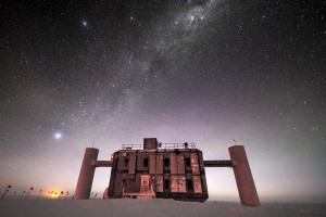 The IceCube Lab at twilight, with a starry sky showing a glimpse of the Milky Way overhead and sunlight lingering on the horizon. Credit: Martin Wolf, IceCube/NSF