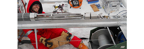 Jan makes sure the cable is spooled well onto the winch. Jan makes sure the cable is spooled well onto the winch.