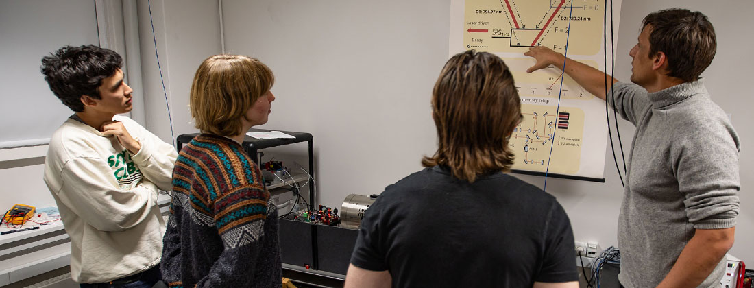 Quantum Training Lab (QTL) er Niels Bohr Institutets nye undervisningslaboratorium specialiseret i kvanteteknologi, der er etableret for at sikre fremtidens eksperter til Danmarks stærke kvantemiljø.