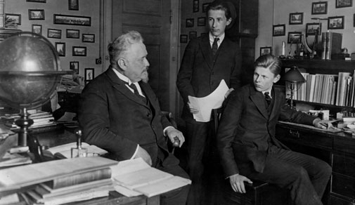 Elis, Erik og Bengt Strömgren i professorens kontor