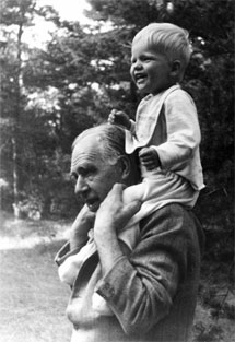 Niels Bohr med sit barnebarn