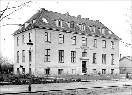 Det nyopførte institut blev indviet i 1921 