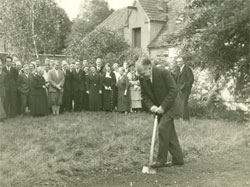 Niels Bohr graver første spadestik til ny tilbygning