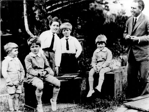 Niels Bohr med sine fem sønner ved sommerboligen i Tisvildeleje