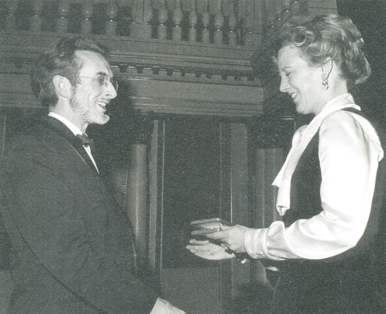 Willi Dansgaard modtager Hans Egede Medaljen fra Margrethe II 