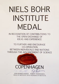 Medfølgende diplom til Niels Bohr Instituttets æresmedalje 