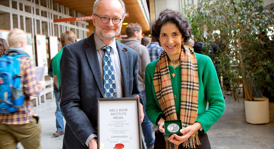 Fabiola Gianotti fik overrakt Niels Bohr Institutets Æresmedalje af institutleder Robert Feidenhans'l ved et arrangement på Niels Bohr Institutet.