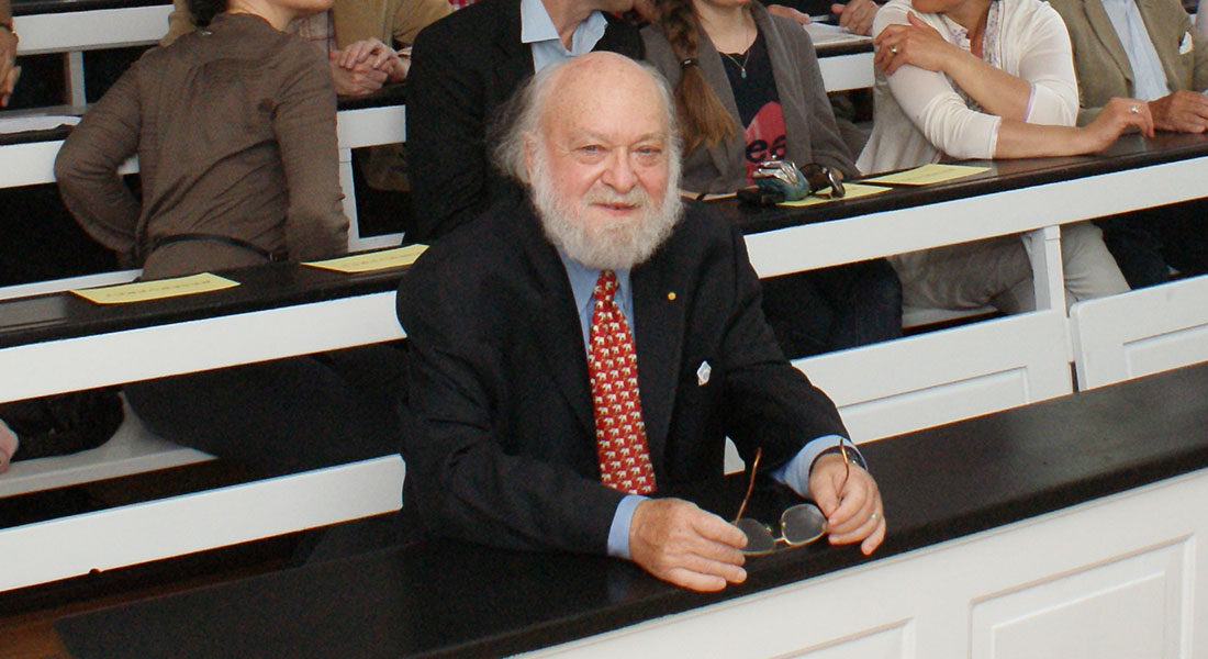 Institutleder John Renner Hansen overrækker Leo Kadanoff Niels Bohr Institutets æresmedalje. 