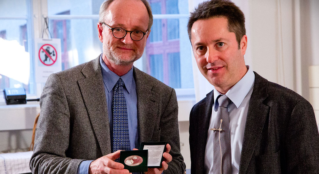 Institutleder professor Robert Feidenhans'l overrækker Æresmedaljen til professor Ignacio Cirac. Foto: Ola J. Joensen