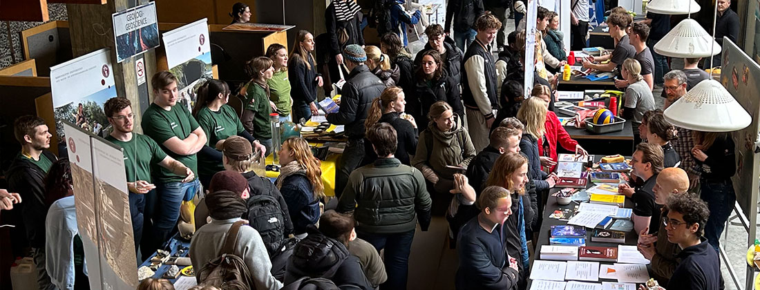 Åbent hus på Københavns Universitets Søndre Campus finder primært sted på adressen Karen Blixens Plads 8, 2300 København S. Hovedindgangen er placeret her, og det anbefales at benytte denne frem for Njalsgade. Det er placeret lige ved Islands Brygge Metrostation.