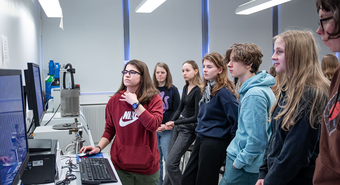 I anledning af FN-dagen ” International Day of Girls and Women in Science” har vi i samarbejde med Kvinder i Fysik (KIF) arrangeret en dag for gymnasieelever med kvindelige rollemodeller.