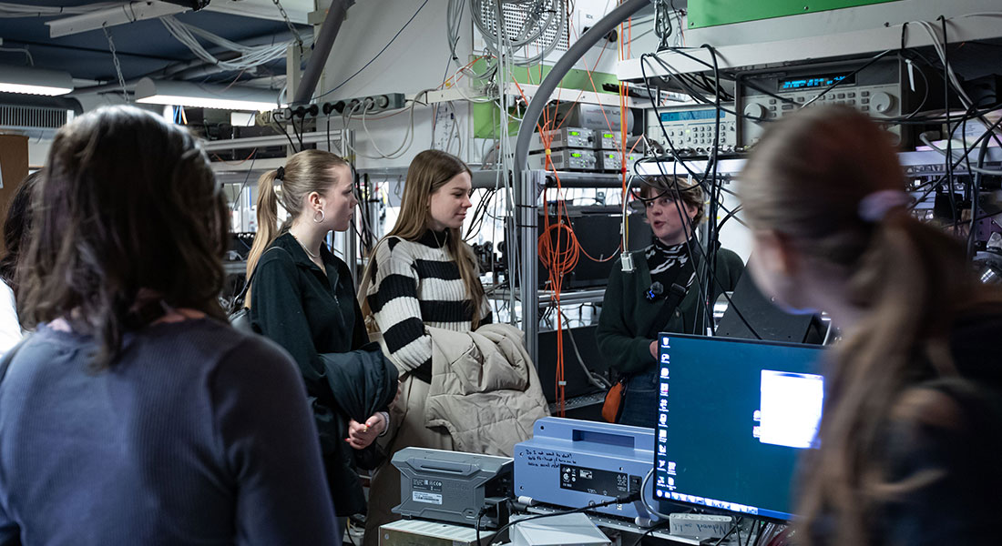 I anledning af FN-dagen ” International Day of Girls and Women in Science” har vi i samarbejde med Kvinder i Fysik (KIF) arrangeret en dag for gymnasieelever med kvindelige rollemodeller.