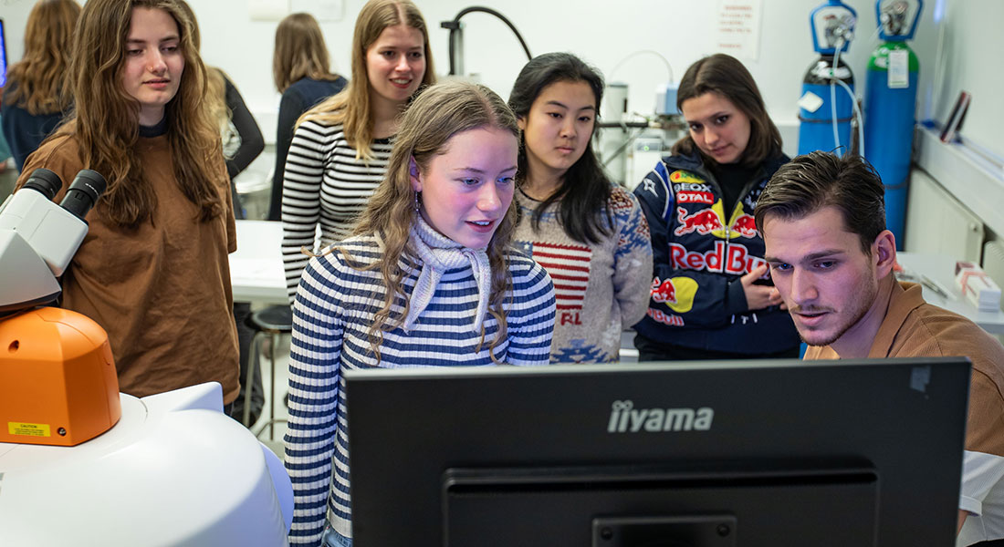 I anledning af FN-dagen ” International Day of Girls and Women in Science” har vi i samarbejde med Kvinder i Fysik (KIF) arrangeret en dag for gymnasieelever med kvindelige rollemodeller.