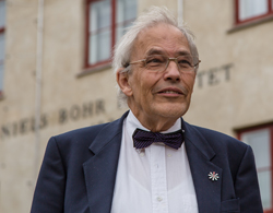 Holger Bech Nielsen in front of the Niels Bohr Institute