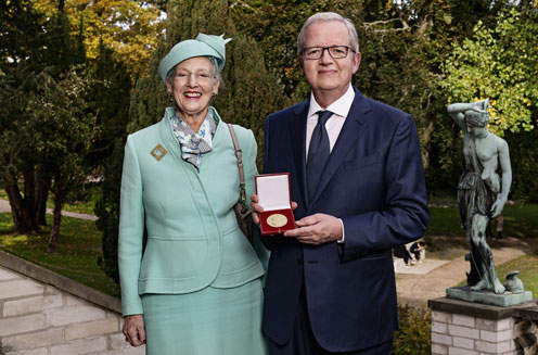 Prof. Jens Kehlet Nørskov  med dronning Margrethe II 