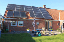Solceller på taget af et hus