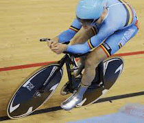 Cyklist på cykelbane med aerodynamisk påklædning
